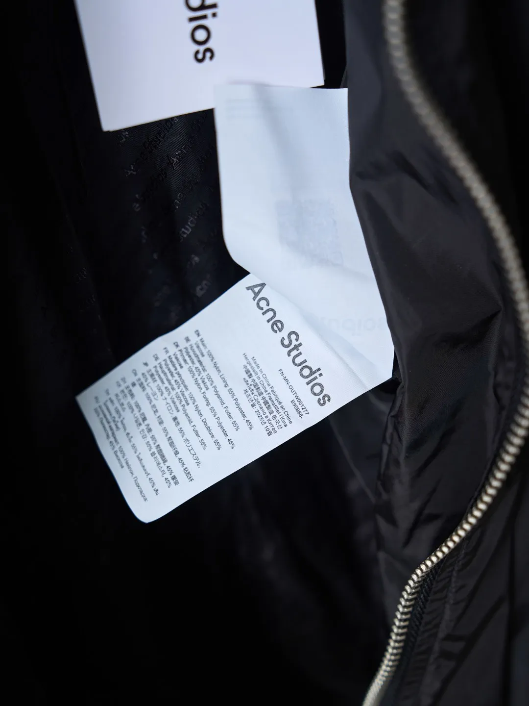 [Real auction] Acne Studios letter logo technical fabric zipper jacket [In Stock] 42 44 46 48 Purchased and developed by Authentic 5500, cotton and nylon blended technical fabric, customized rayon LOGO jacquard, reflective printing, high temperature pre-shrinking, customized 1:1 buttons, customized 1:1 trademark, fitted version